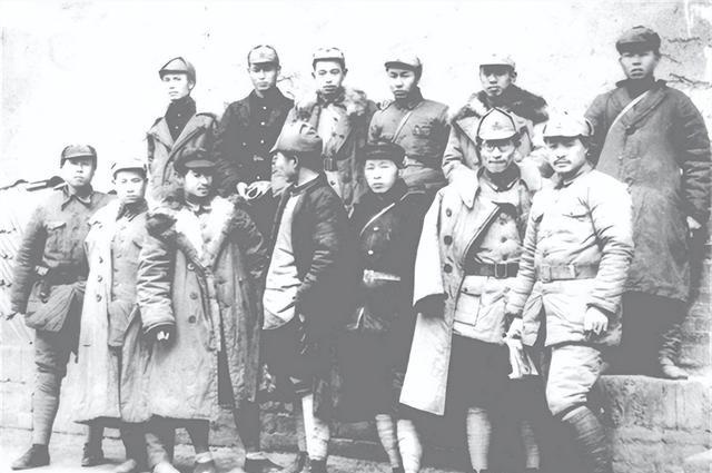 1979年6月，开国中将廖汉生回乡给前妻扫墓，结束后非要到一农妇家吃饭，下属极力