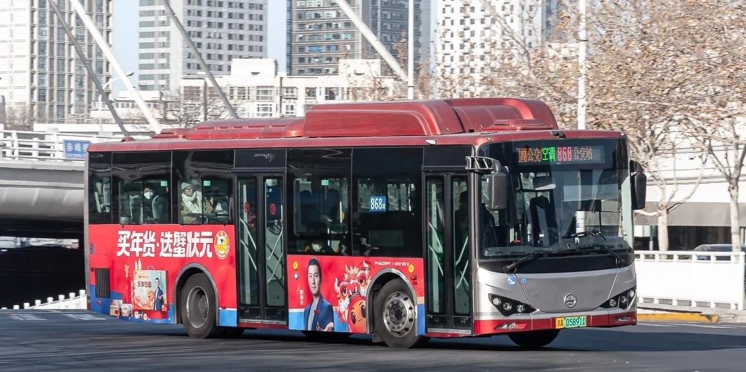 一起来分享你的城市的公交车吧这是天津市的公交车，外观以红色为主色调，全市的主力公