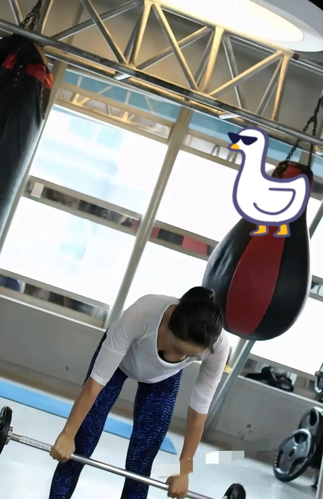 47岁赵子琪的“硬核状态”，戳穿了娱乐圈最假的“冻龄神话”！别人靠医美打针