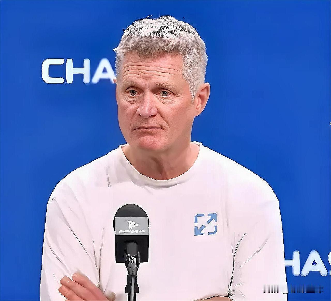 勇士赢球后，科尔却高兴不起来！今日勇士以111-85战胜森林狼。赛后，科尔接