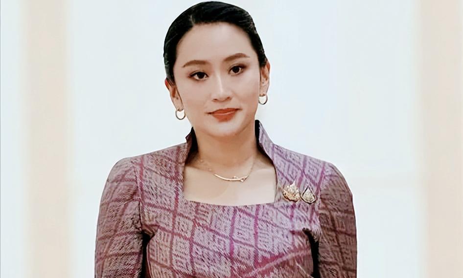 真的越来越欣赏佩通坦了，不是因为她漂亮！被解除职务时，她冷静地面对媒体，表示接