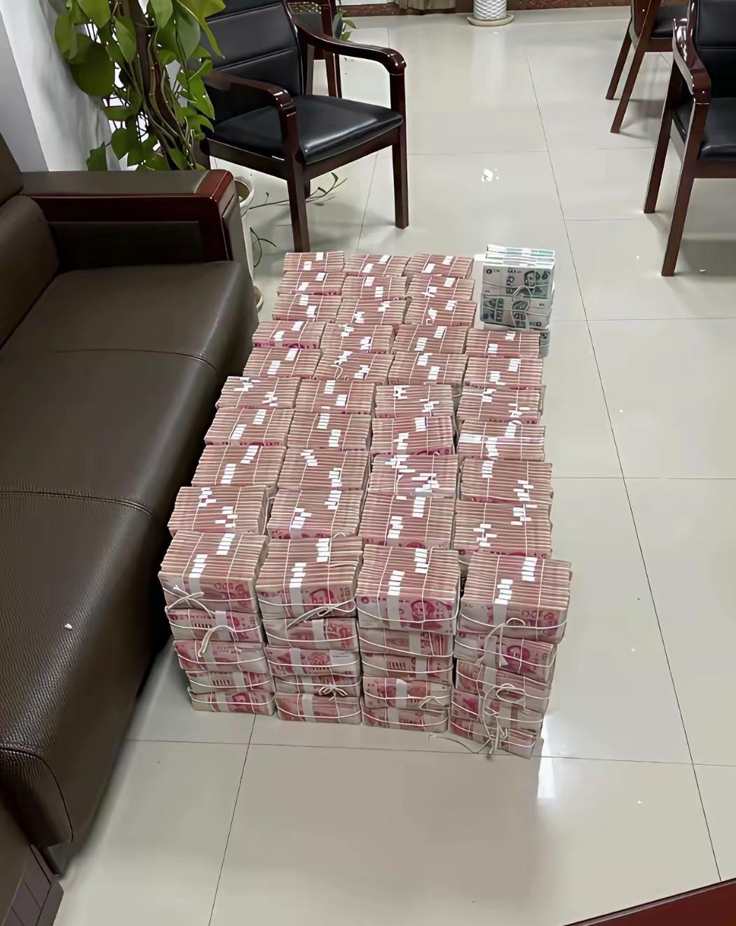 存200万现金难不难，得看情况。对普通工薪家庭来说，挺难的。就像小城市里父母退休