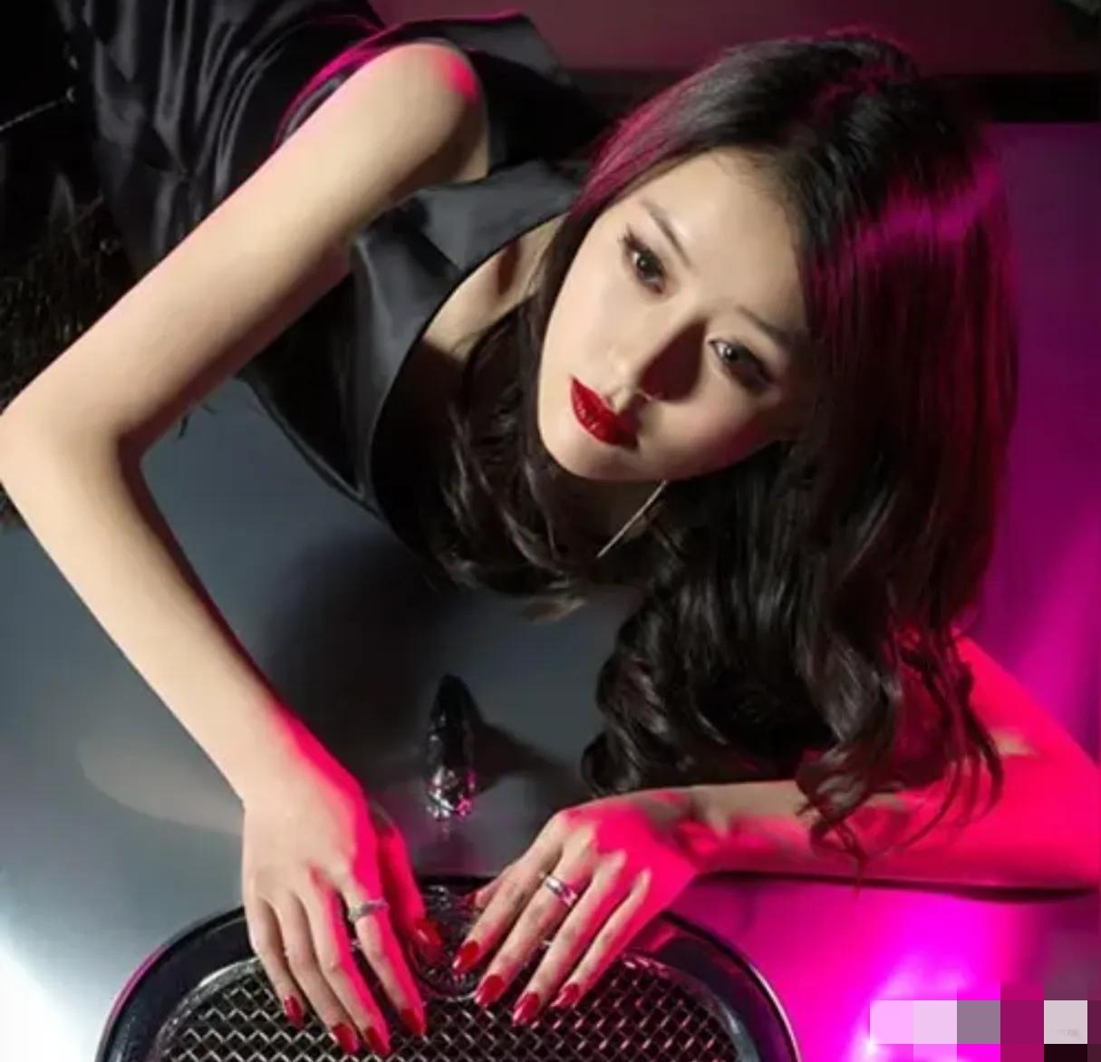 根据海峡网4月15号发布的一条消息可以得知，我国相关单位的一名驻外人员郭某某被外