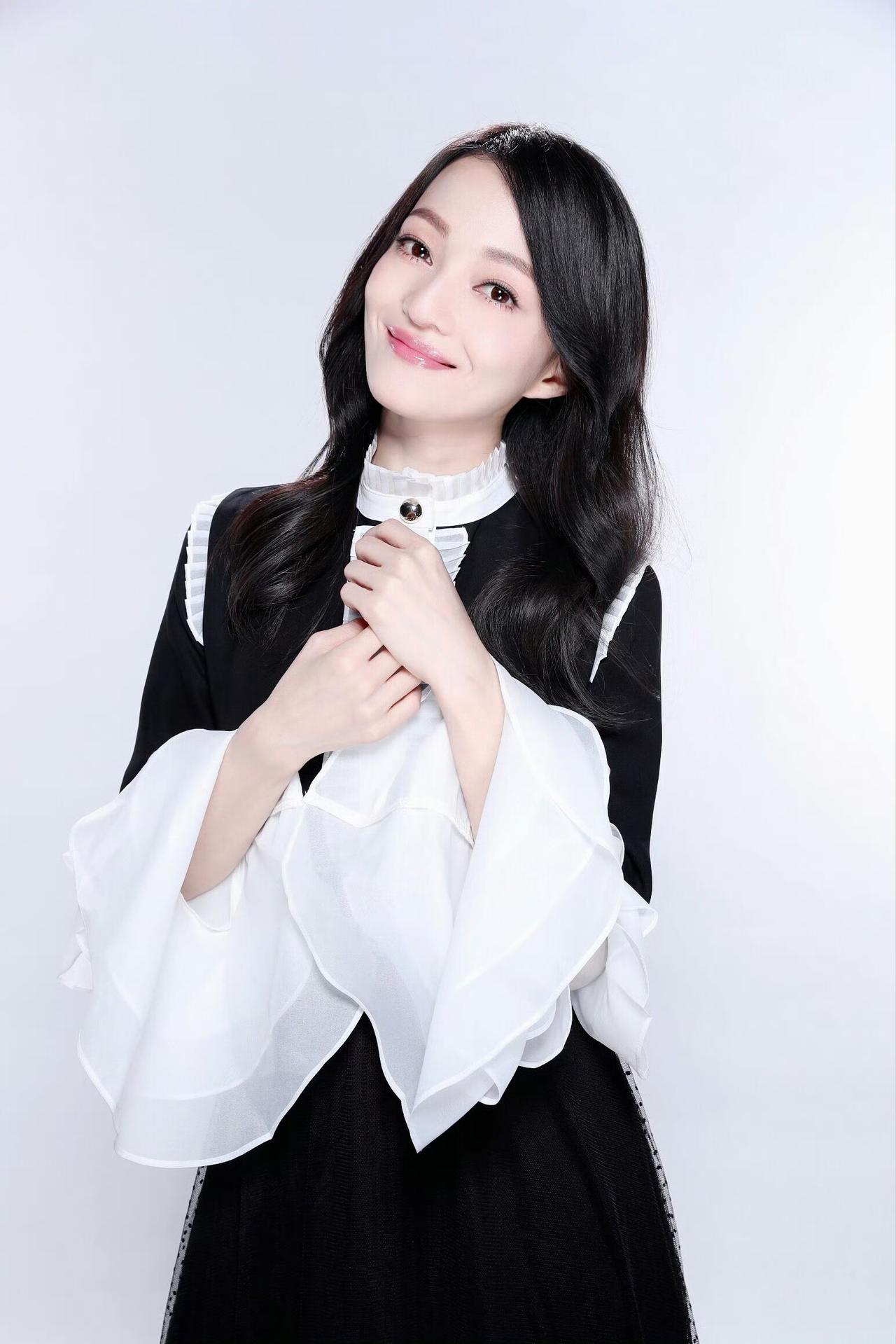 甜美少女风，黑白色调，优雅微笑，复古连衣裙，时尚百搭。张韶涵！！！！