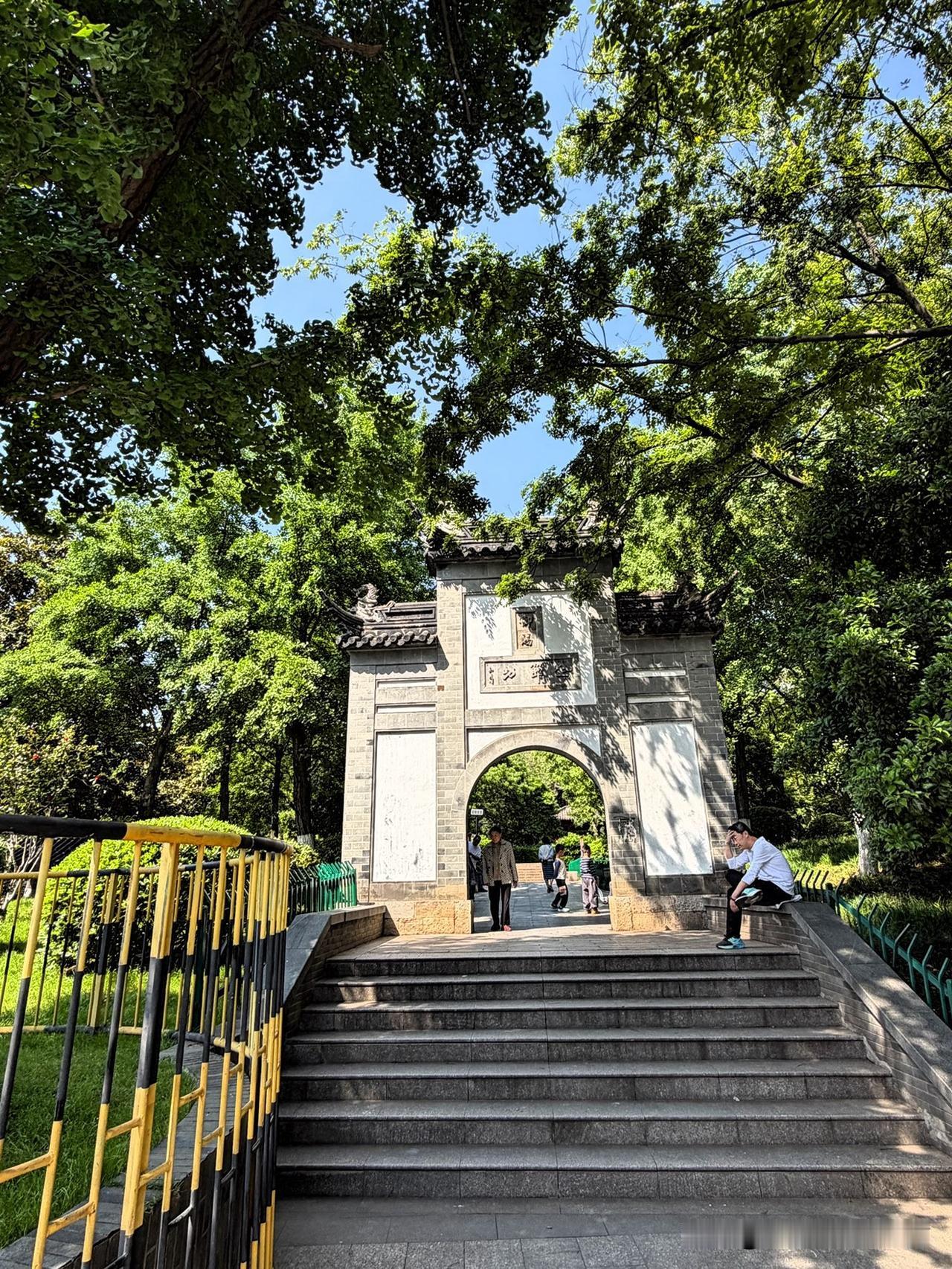 南京朝天宫，卞壸（kǔn）墓碣。提及南京市的朝天宫，可谓家喻户晓，妇孺皆知。