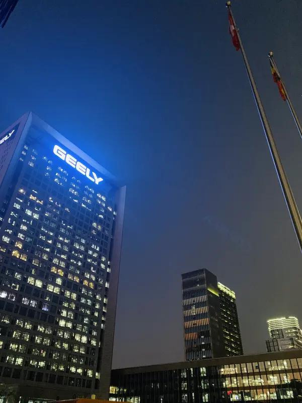 2026年伊始，吉利、腾讯、字节、华为等大厂纷纷绕过大学，直接到中学争抢人才，这