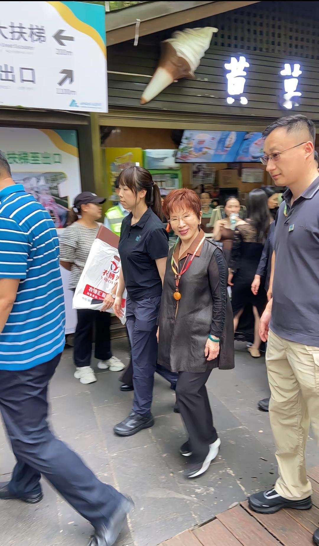 9月18日，中国国民党前主席洪秀柱女士现身贵州黄果树瀑布景区，专人护送，看到游客