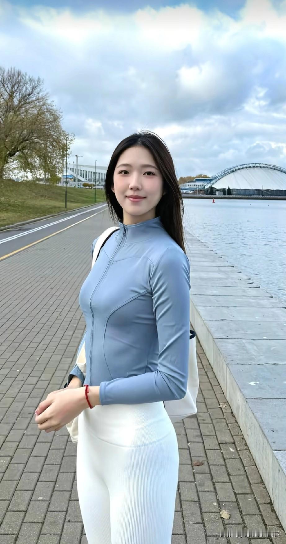 春日漫步，轻奢穿搭，享受阳光与微风。