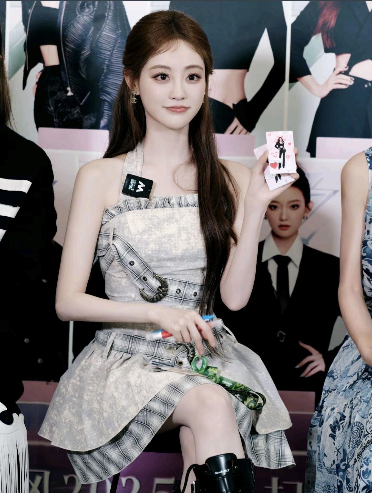 祝绪丹这套浅灰格纹挂脖裙太会穿了！金属扣+不规则裙摆，甜酷感直接拉满，谁看了不说