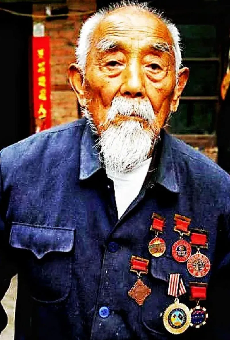 1937年，淞沪会战时，杨虎城将军率领1800名战士奔赴上海支援。战斗打响后，一