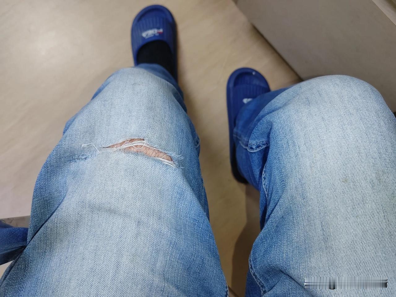 这条牛仔裤是前年休假时，和老婆逛街，在海澜之家一起买的，薄款的，夏天穿着非常的舒