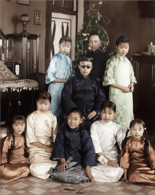这张照片是清朝末代皇帝溥仪与他的弟妹们在天津寓所的珍贵合影，拍摄于20世纪20年