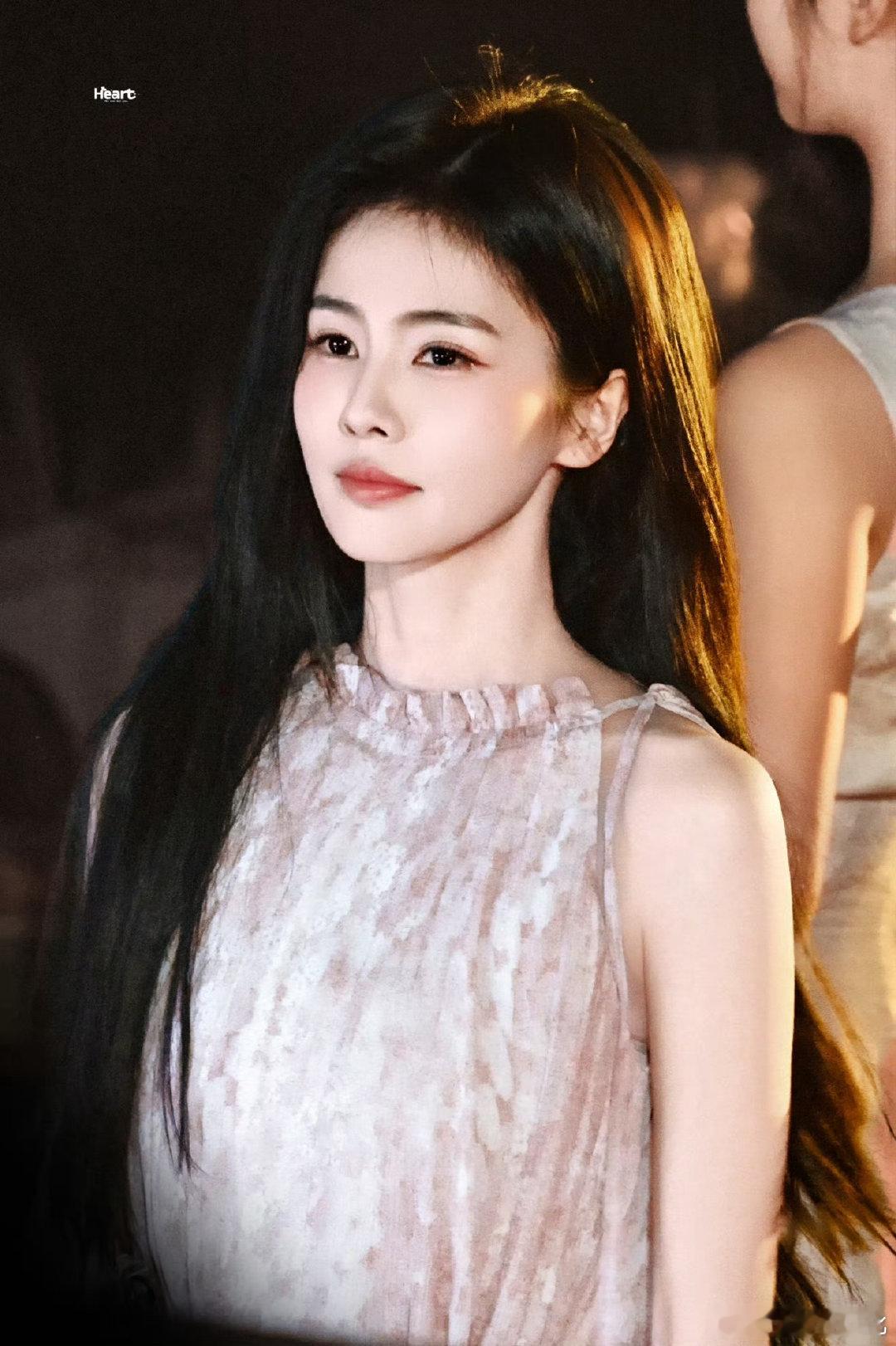 白鹿代拍生图美成啥了白鹿好娇俏好明媚谁被白鹿这组生图惊艳到！淡粉晕染长裙温柔又清