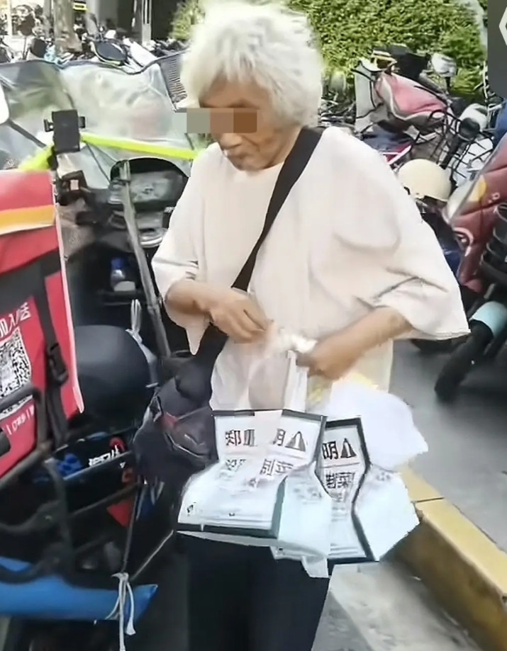 这也太缺德了！上海，老大爷趁骑手送餐不在，居然光天化日之下拿走3个外卖，拍摄者都