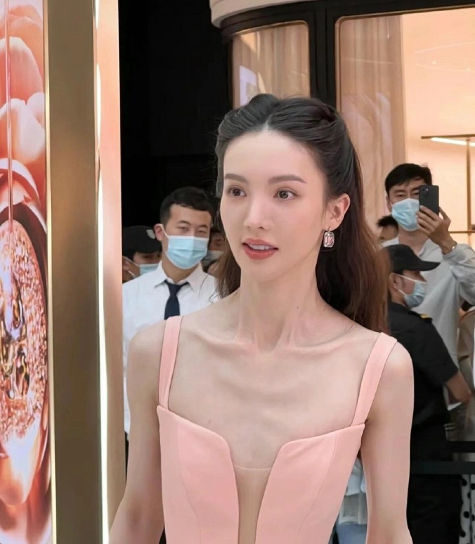 为什么金晨这么瘦，脸却一点都不垮？天生这样的身材，既能练出腹肌，脸又不垮，着实