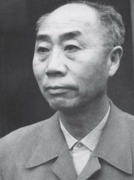 1940年秋，太行山黄崖洞兵工厂内，刘鼎正对着日军掷弹筒苦思。这不到3公斤的铁家