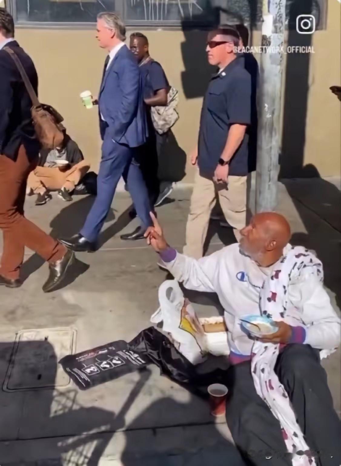 加州光鲜表面下，无家可归者危机日益深重，构成了美国社会一道难以愈合的伤疤。一幅极