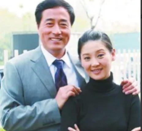 1987年，杨立新把徐帆接到北京，“养”了她3年，自己连颗青菜都不舍得买，却每天