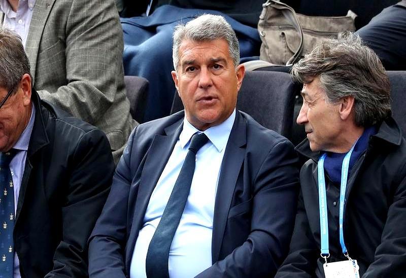 骂拉波尔塔骗走梅西的人，可能漏了半段真相。2021年梅西确实同意降薪50%