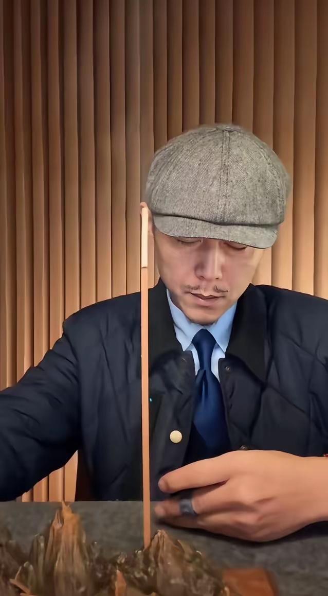 大冰昨天下午就知道张雪峰老师去世了，连麦之前特地点了香哀悼这位老朋友。​​去