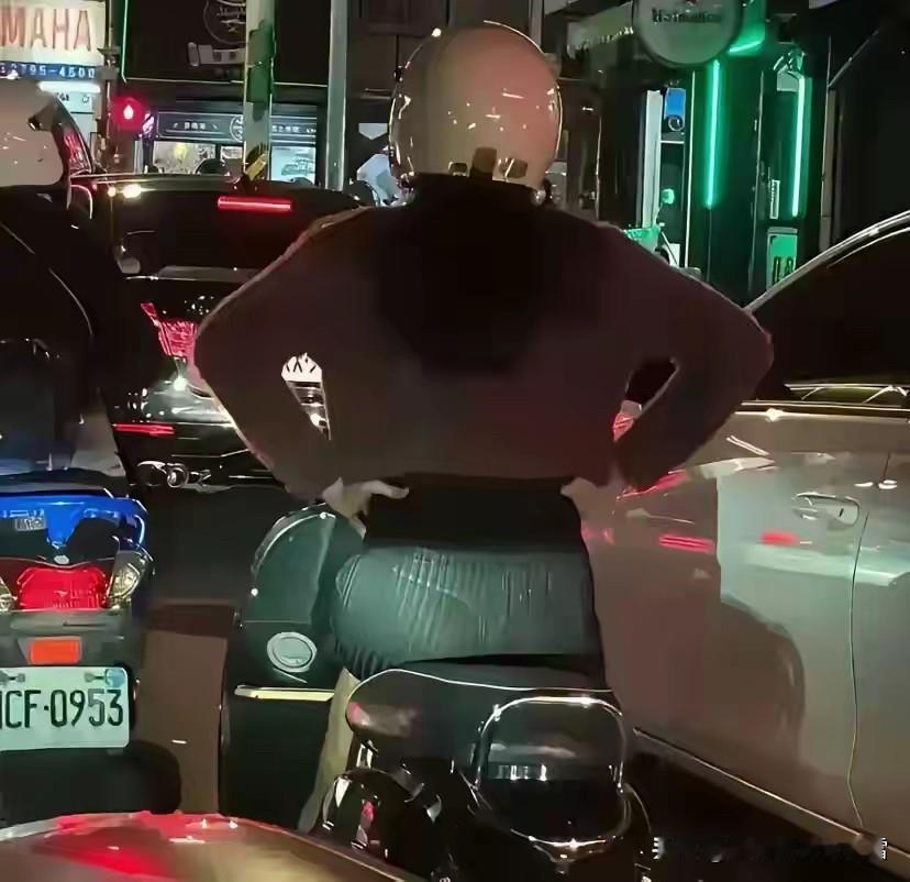 晚上，天黑了就算有路灯，开车也得注意安全尤其是不要分心分神……