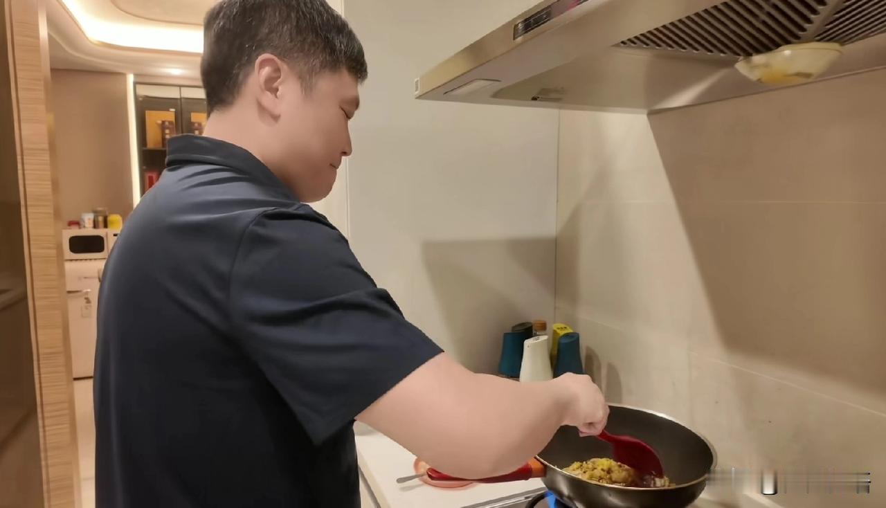 一转眼，志强的女儿10周岁了。这次志强终于有时间陪闺女过生日了，一家三口真幸福