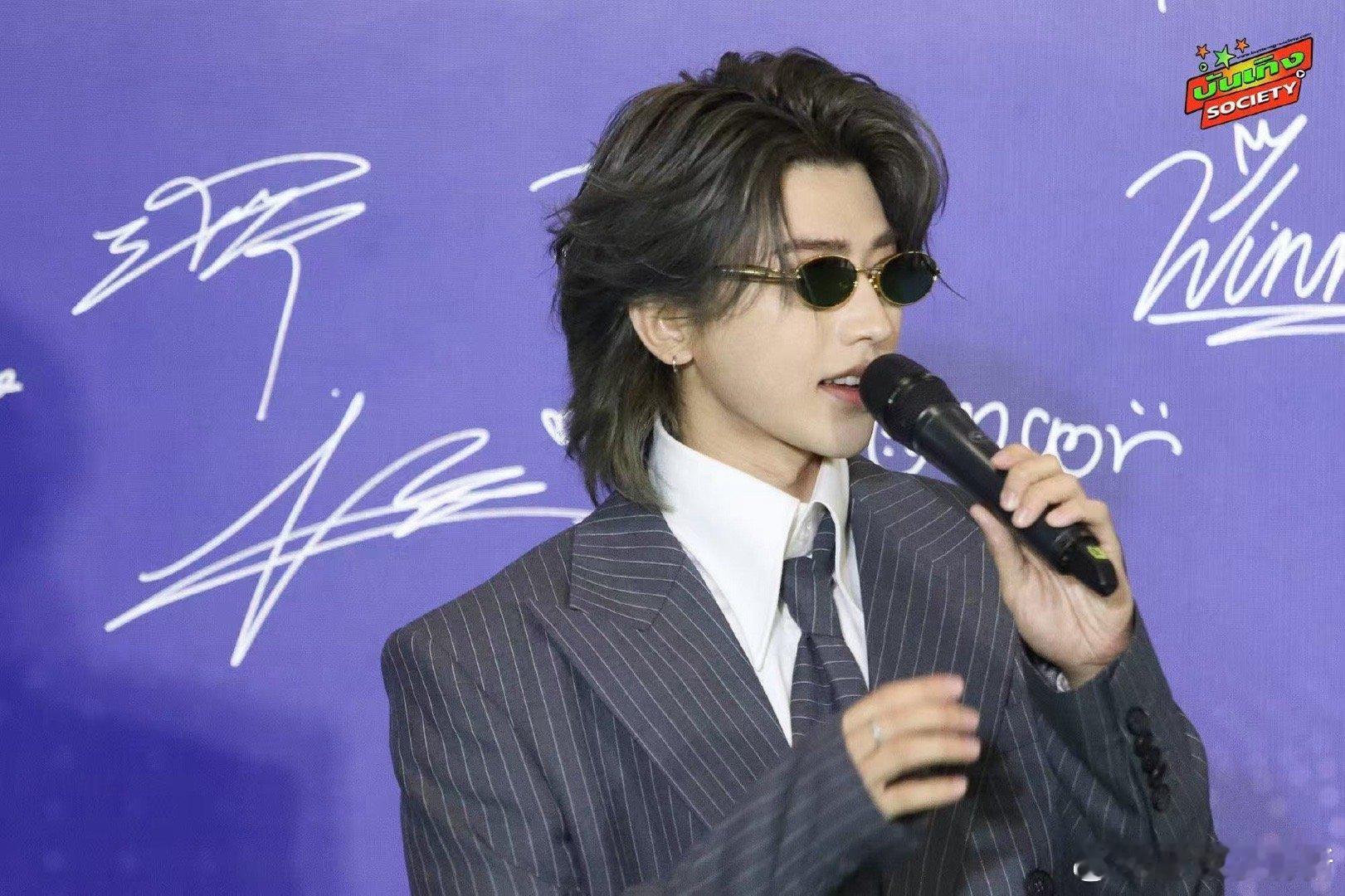 蔡徐坤这里是红毯不是秀场条纹西装自带慵懒滤镜，他从容踱步，抬手间满是秀场气场。