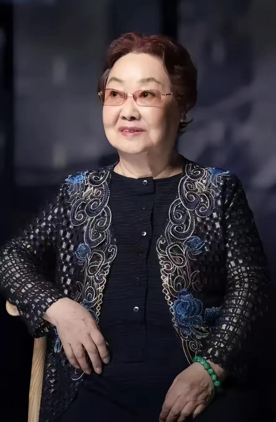 郭兰英的两任丈夫现状​第一任丈夫方浦东，两个人于1964年结婚，丈夫是国家的一