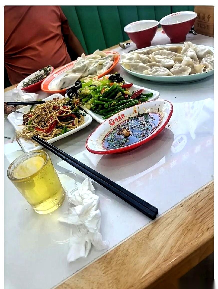 “两千？你一共才花了两千？！”开学报到第一天，站在闹哄哄的校门口。听见老同事