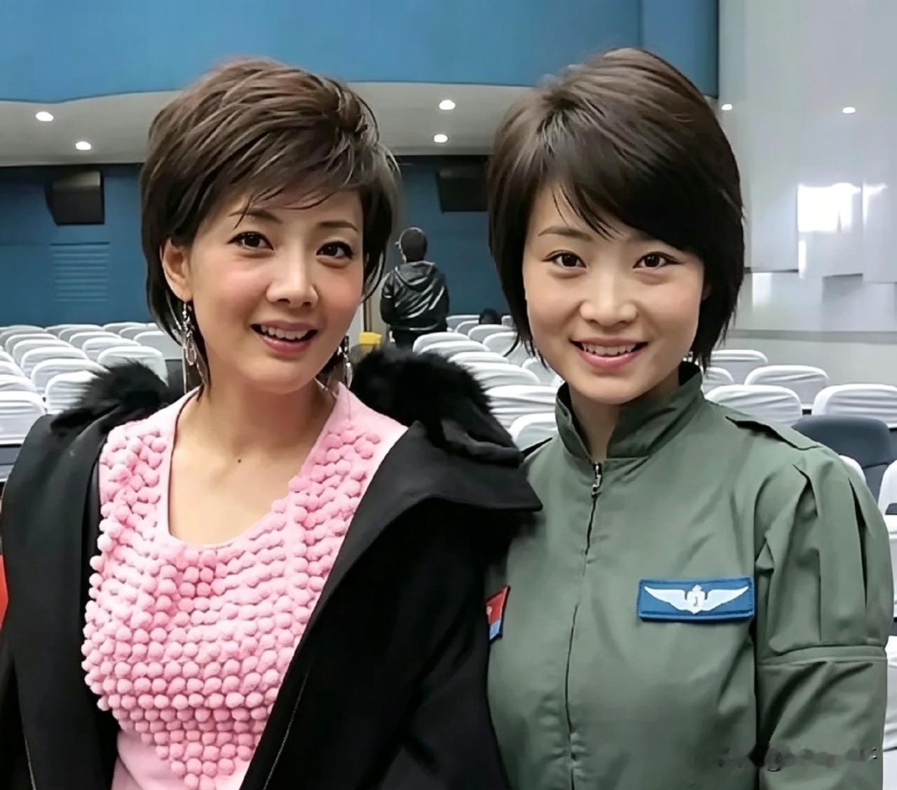 这张是2010年春晚后台拍的老照片，牛莉和空军女飞行员余旭站在一起合的影。左边是