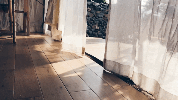 我前妻和我离婚十八年了，当初她死活都要离，女儿归我，现在女儿也上班了。现在女儿在