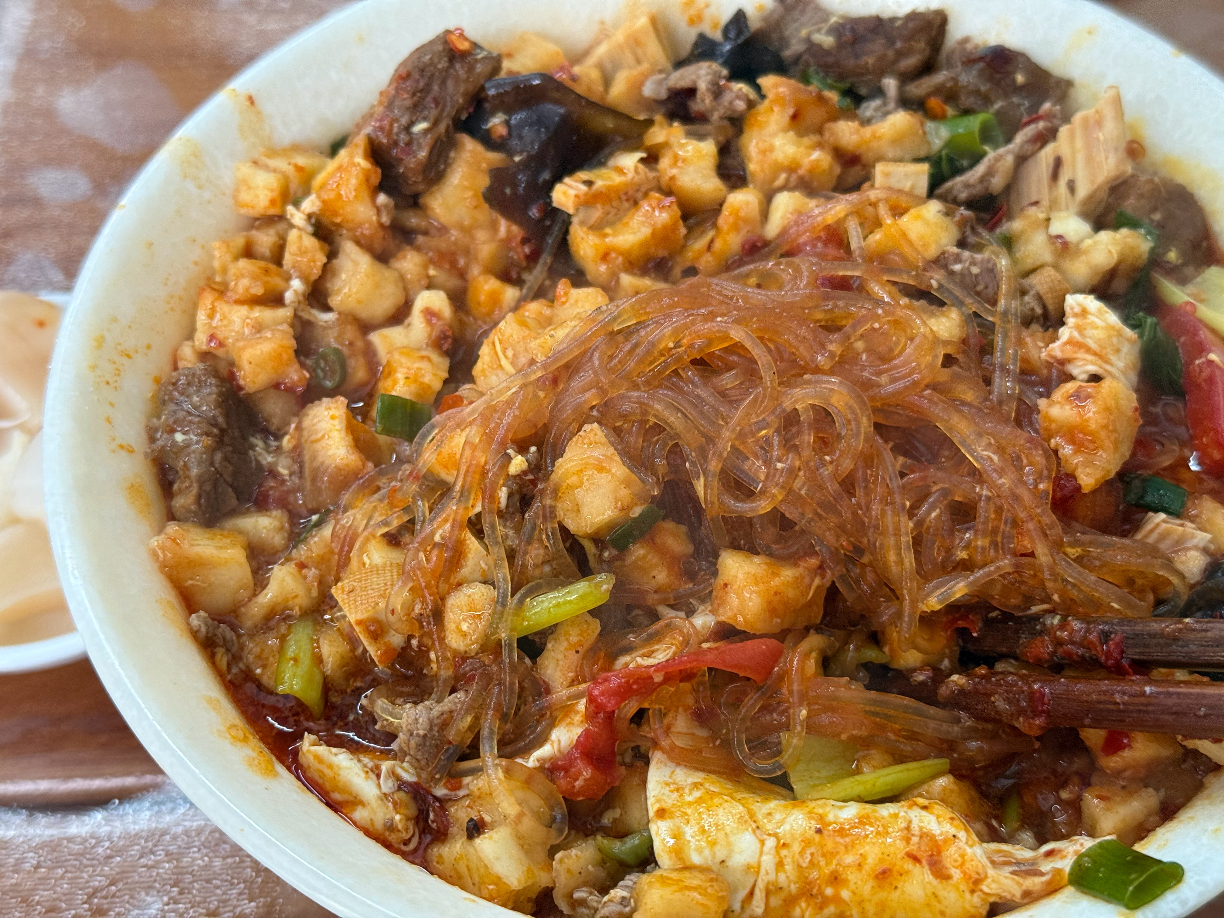请欣赏西安极品美食：牛肉小炒泡馍生熟双拼加蛋阿狱的反向减肥指南西安·建娃小炒