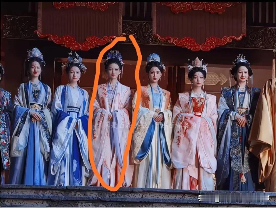看朝雪录这同框图真的能get到镜头对颜值的“偏心”啊！女主李兰迪明明已经很瘦了