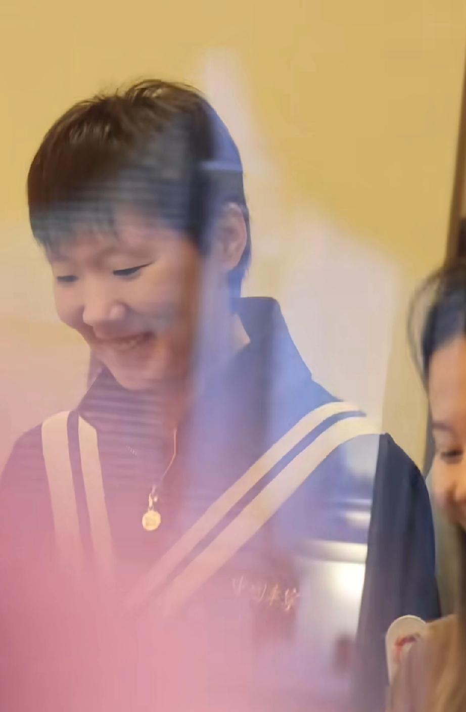 今晚参加WTT新加坡大满贯欢迎晚宴的王曼昱，也不知道和队友们说了什么，看起来特别