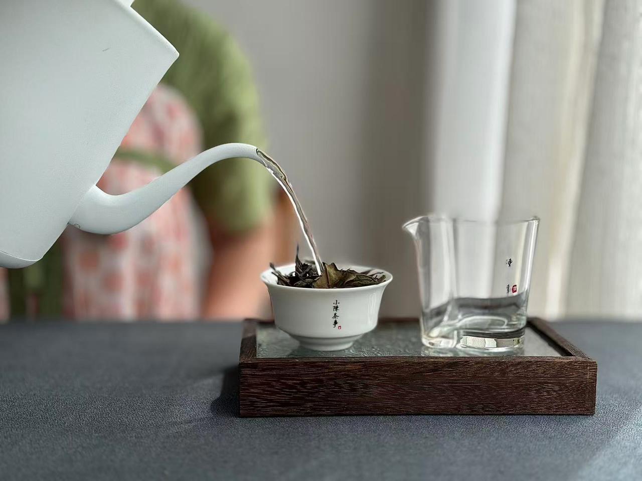 会泡茶的人，都不做这些多余动作◆第一个动作：不反复刮沫。泡茶时，茶汤在冲击力