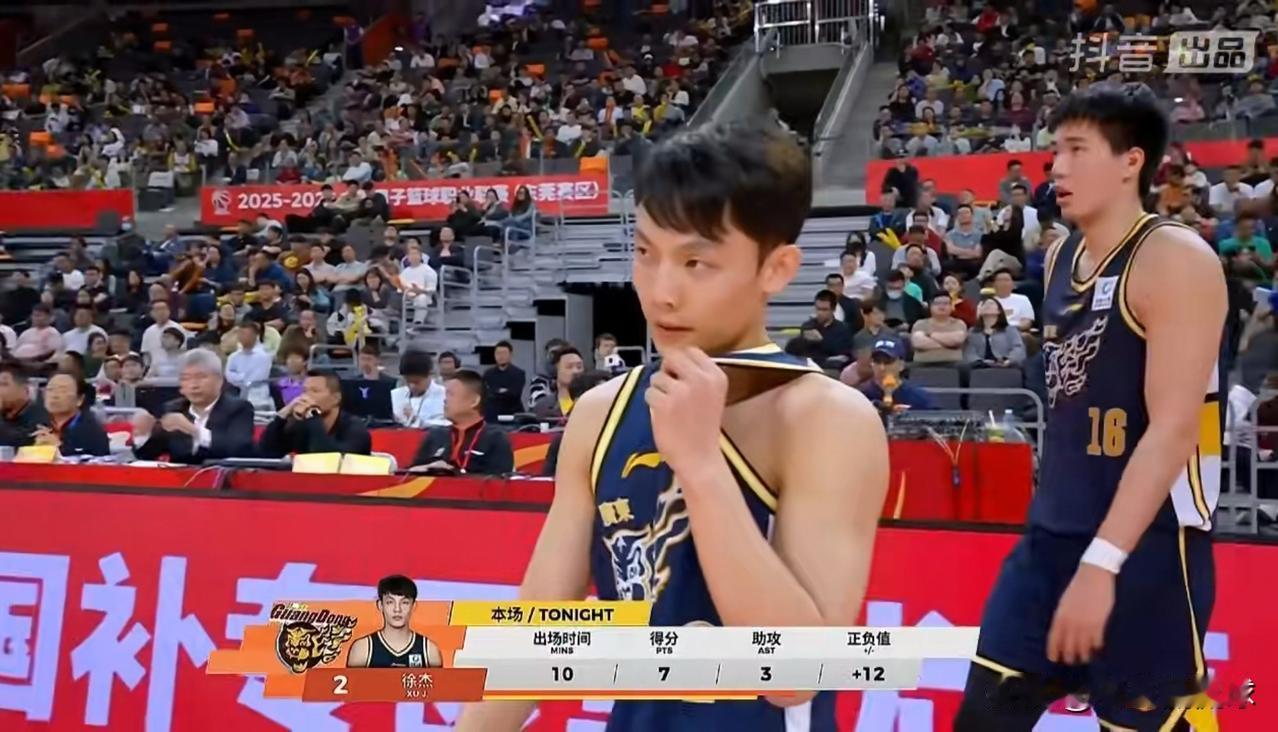 广东东阳光巨星徐杰终于恢复正常了！在今天广东东阳光主场以111：89大胜新疆伊犁