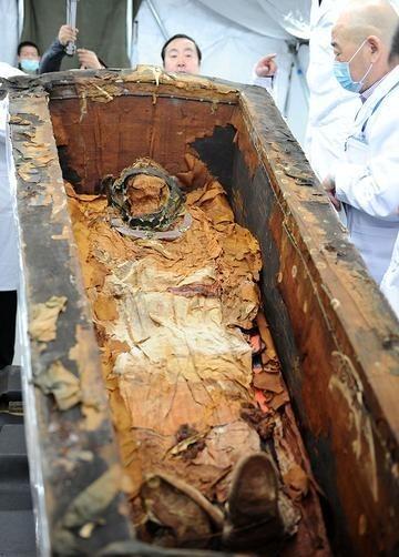 1982年，四川挖出一具遗骸，脚带七八斤大铁链，脚踝钉有四颗大铆钉，此人竟是失踪