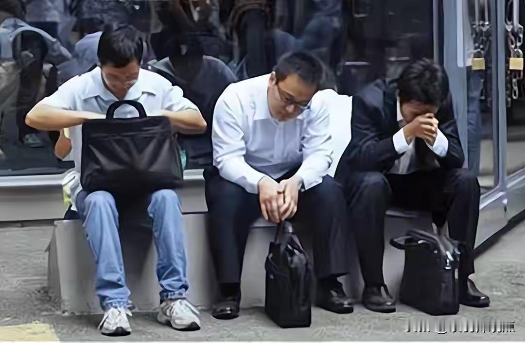 3700亿个人不良债！银行0.5折“贱卖”也不给普通人减免2025年，银行挂