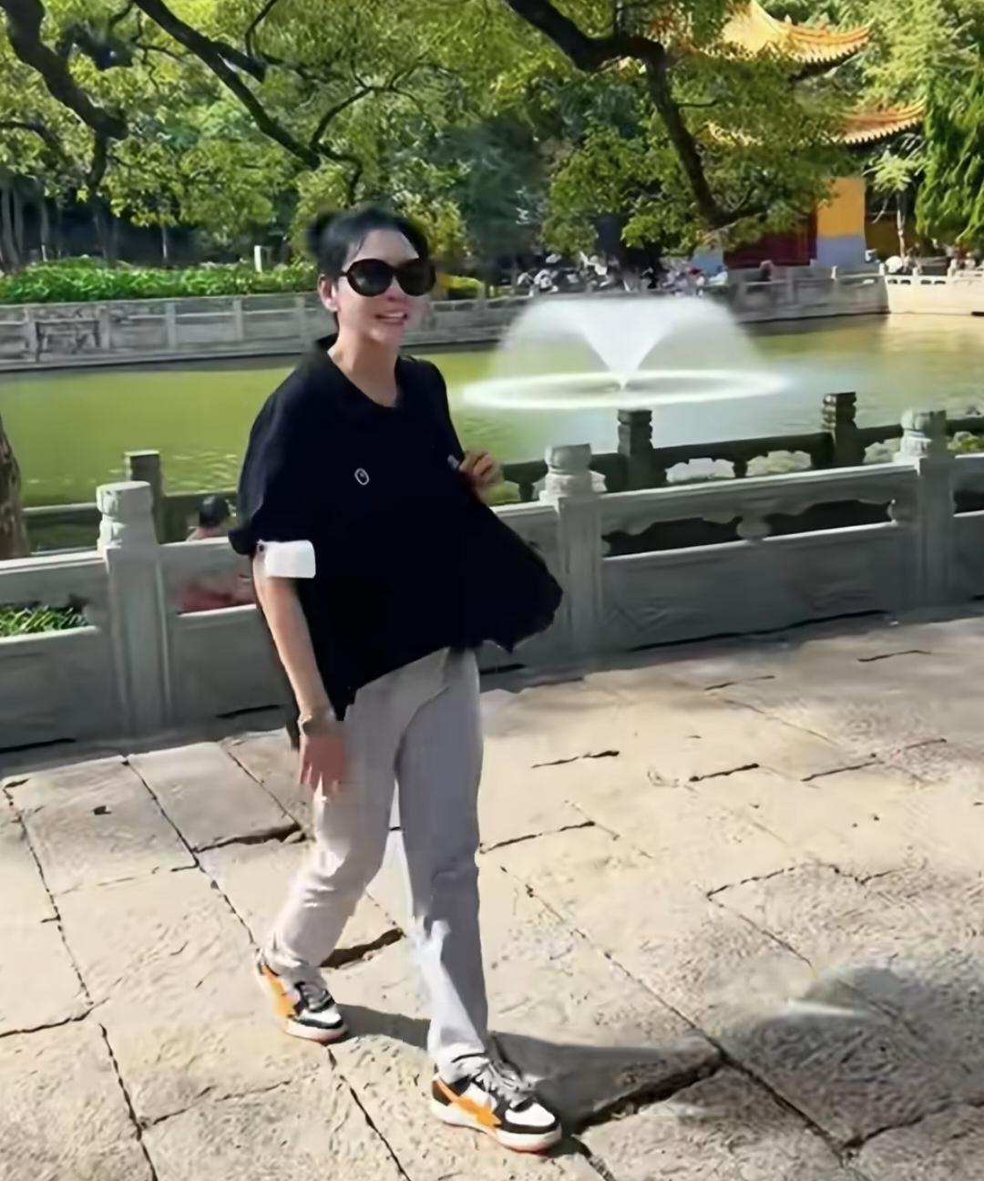 57岁邱淑贞到普陀山祈福，她穿着一身简约的日常衣服，背着名牌包，戴着大墨镜，扎着