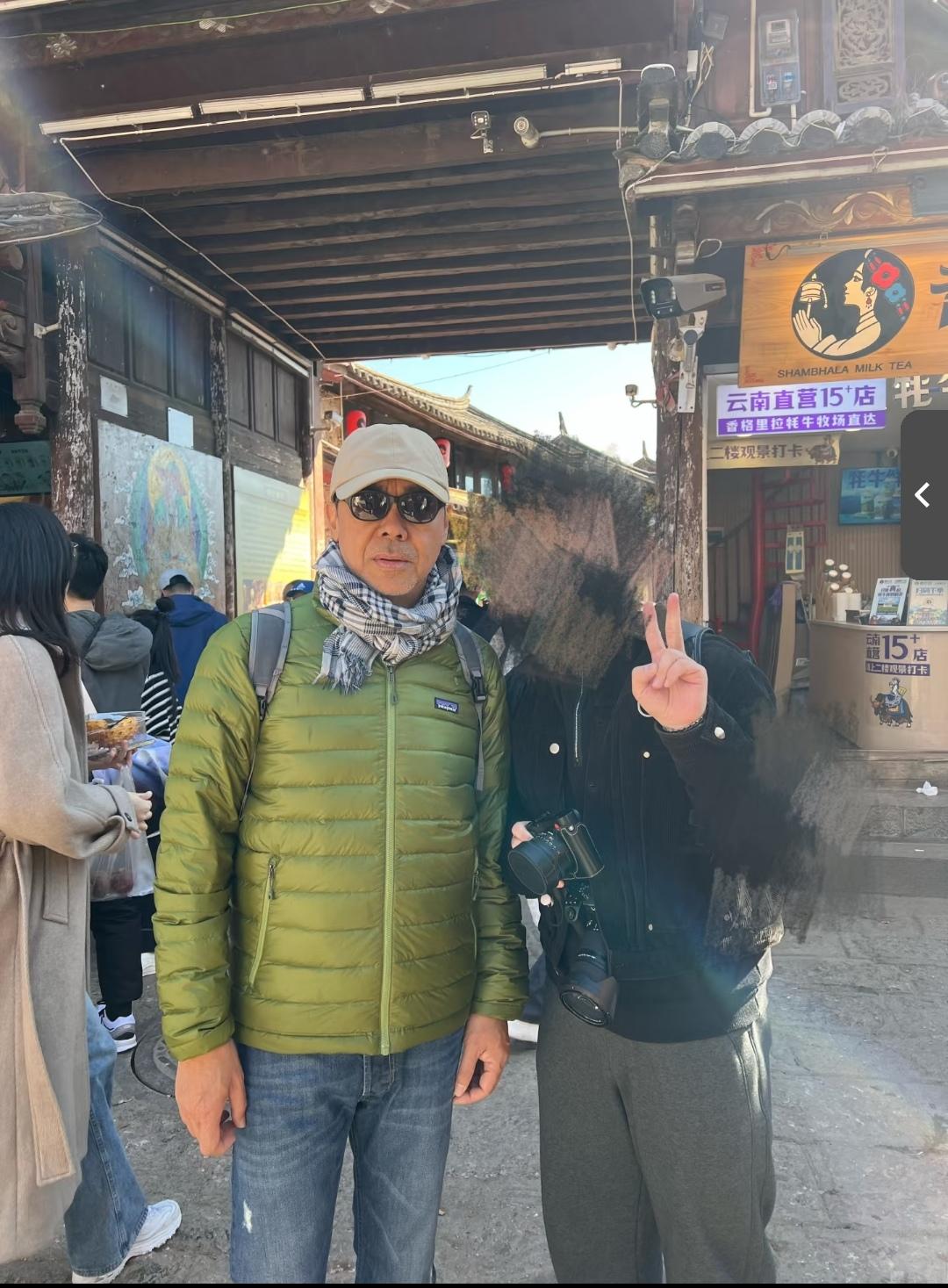 刘青云在丽江被偶遇，这身打扮，也太像咱邻居家遛弯的大叔了！1月16日，有网友