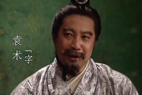 三国演义中的七大蠢人都是谁?三国演义中最蠢的当属蒋干，让曹操八十万大军付之一炬