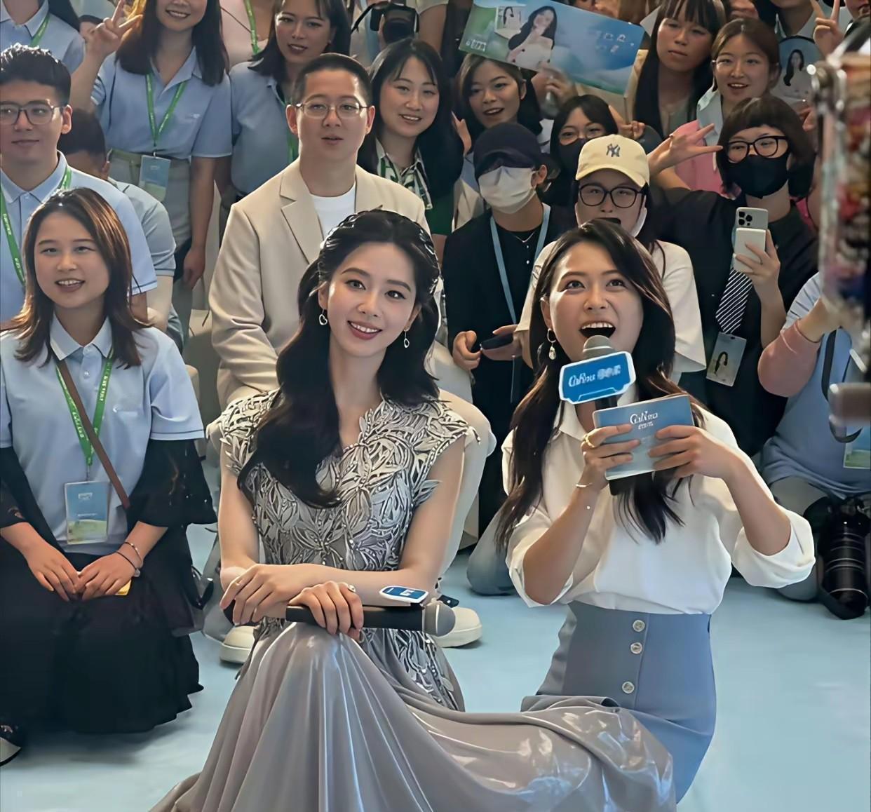 在人人精于算计的名利场，有一种品质反倒成了奢侈品：不假思索的善良。杨幂在台上没