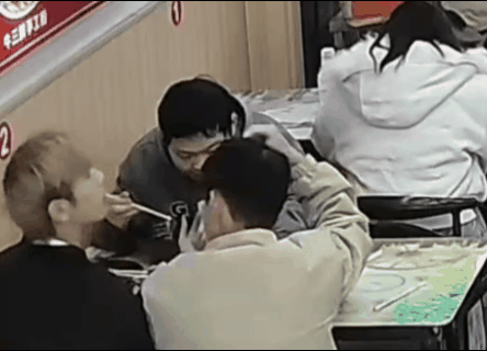 近日，一湖北武汉网友曝光一则视频：三名男子来一面馆用餐，点完餐后，三人分别付钱了