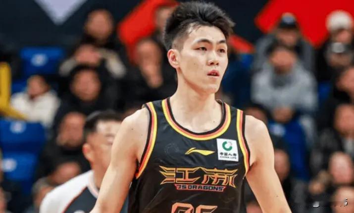 不比任何人差！易立谈庞峥麟：“今天庞峥麟的表现非常出色。”“不管是得分，