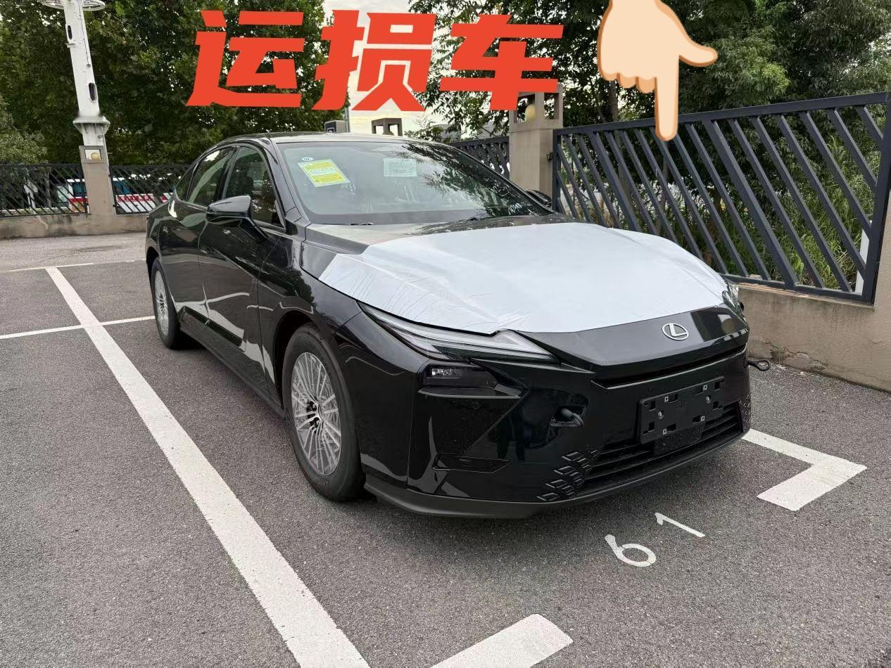出一台​26款雷克萨斯ES300h ​指导价299900 ​轻微损伤，不修​特价