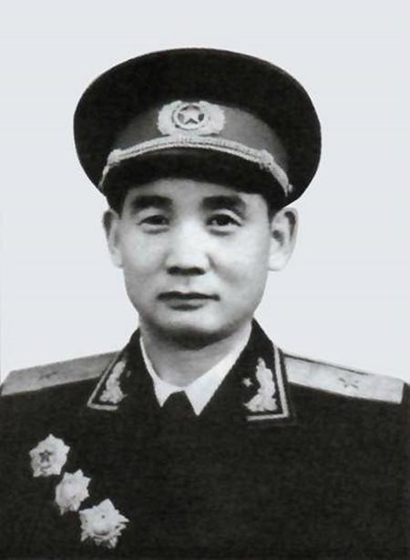 六七十年代，成都军区的几位首长都被集中在一个小山上接受教育。住地只有一个自来水龙
