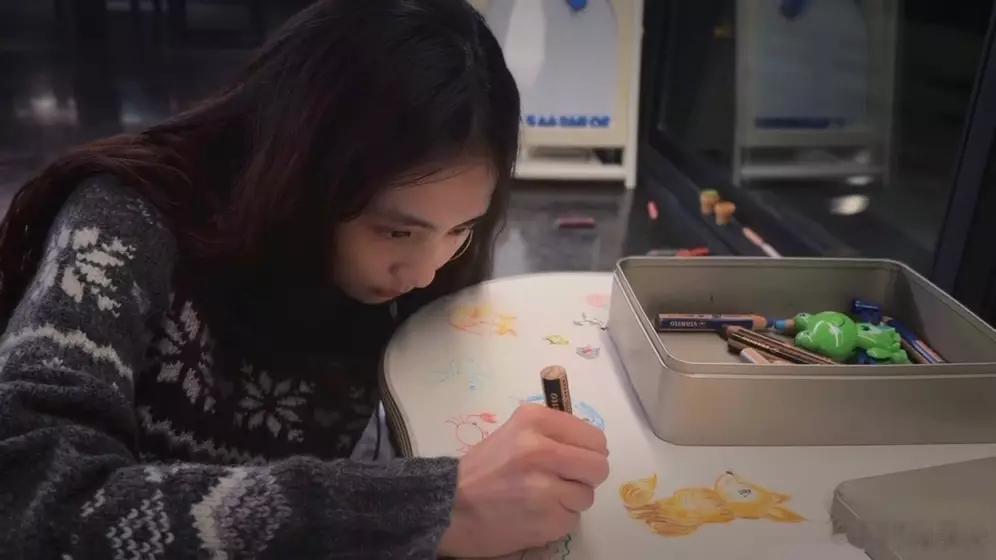 分享娱乐黄多多戴红色帽子俏皮灵动冬日随拍展现少女轻盈