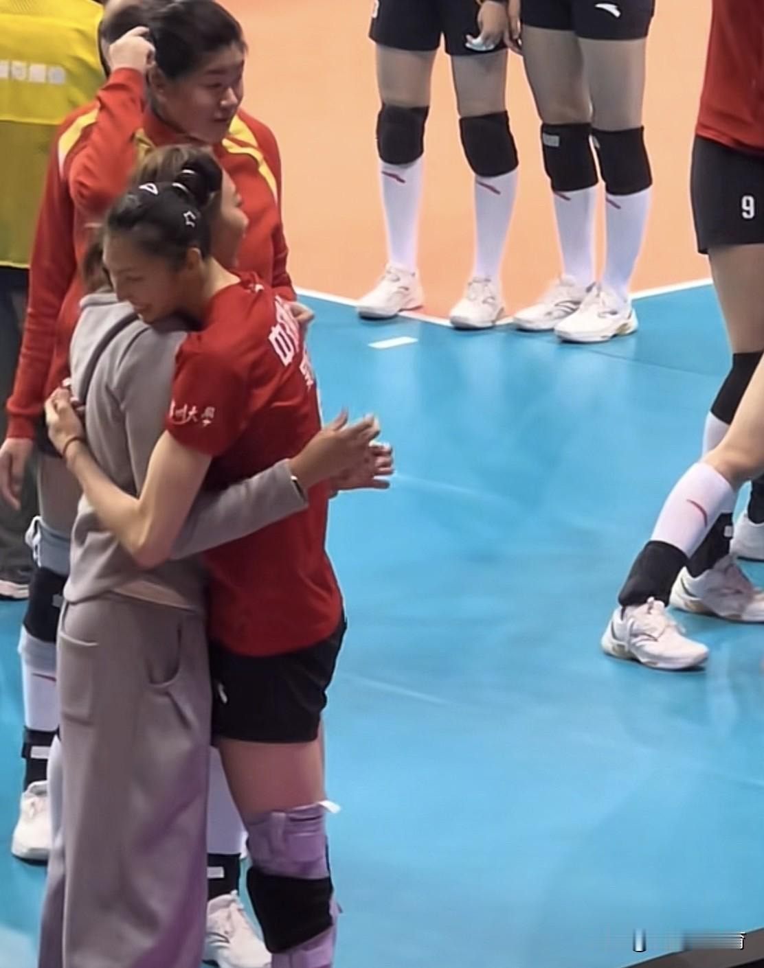 神秘嘉宾孙燕探班江苏女排！江苏女排和辽宁女排赛后，刚刚退役的孙燕也来到赛场上会见
