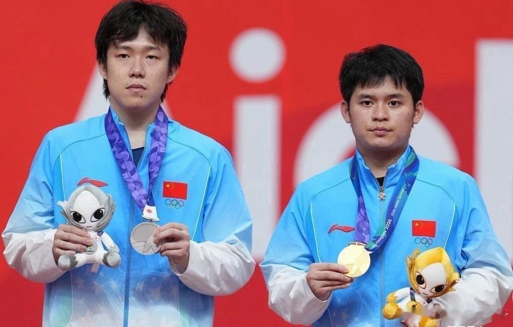 王皓怒了！男单决赛后朝看台上的中国观众用力鼓掌被王励勤拉走名古屋亚运会乒乓球比