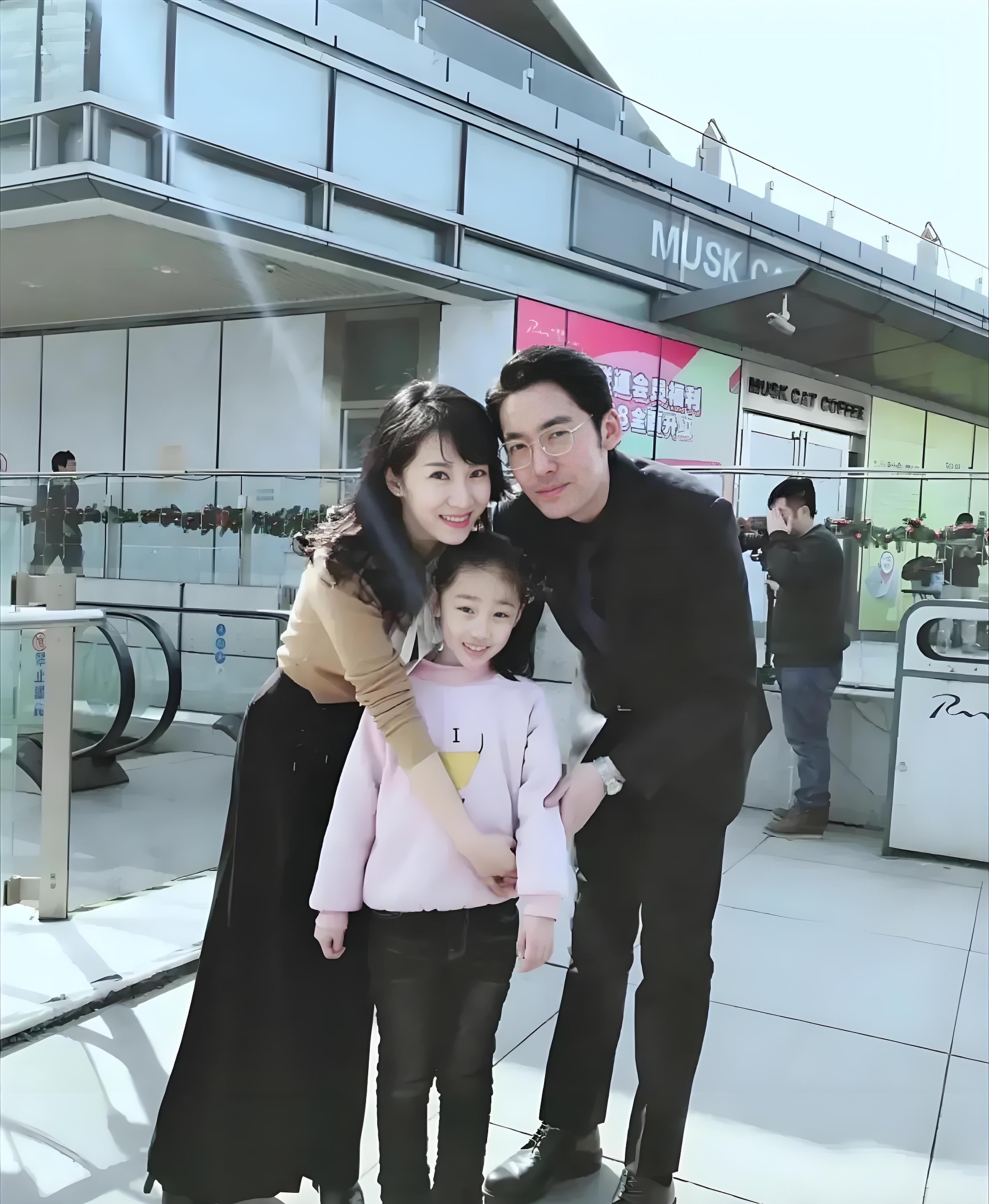 原来女演员李念的老公是林和平呀，他真的很帅，气质也特别好。只是李念现在不太出来拍